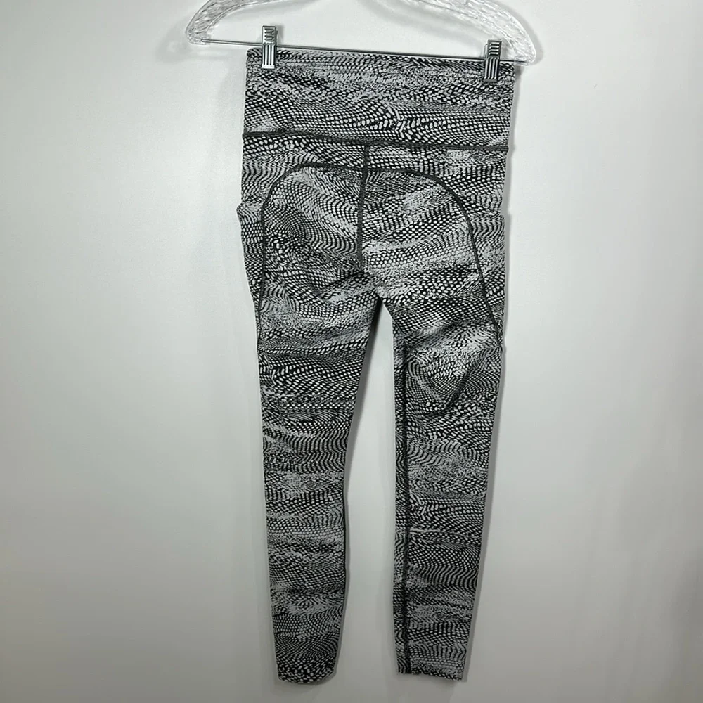 Lululemon Grey And White Snakeskin Print Crop leggings size 6.